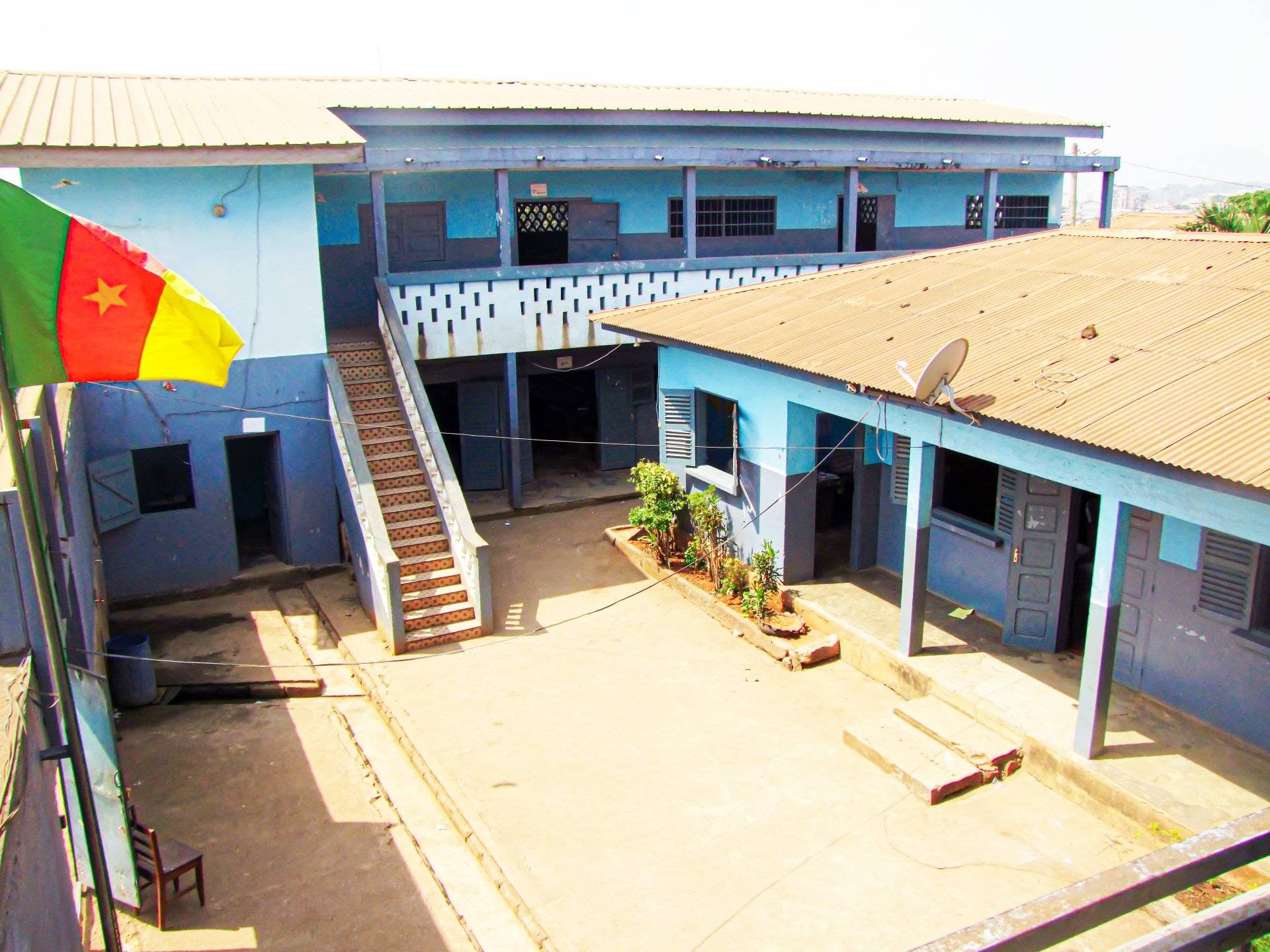 Cour intérieure et drapeau national